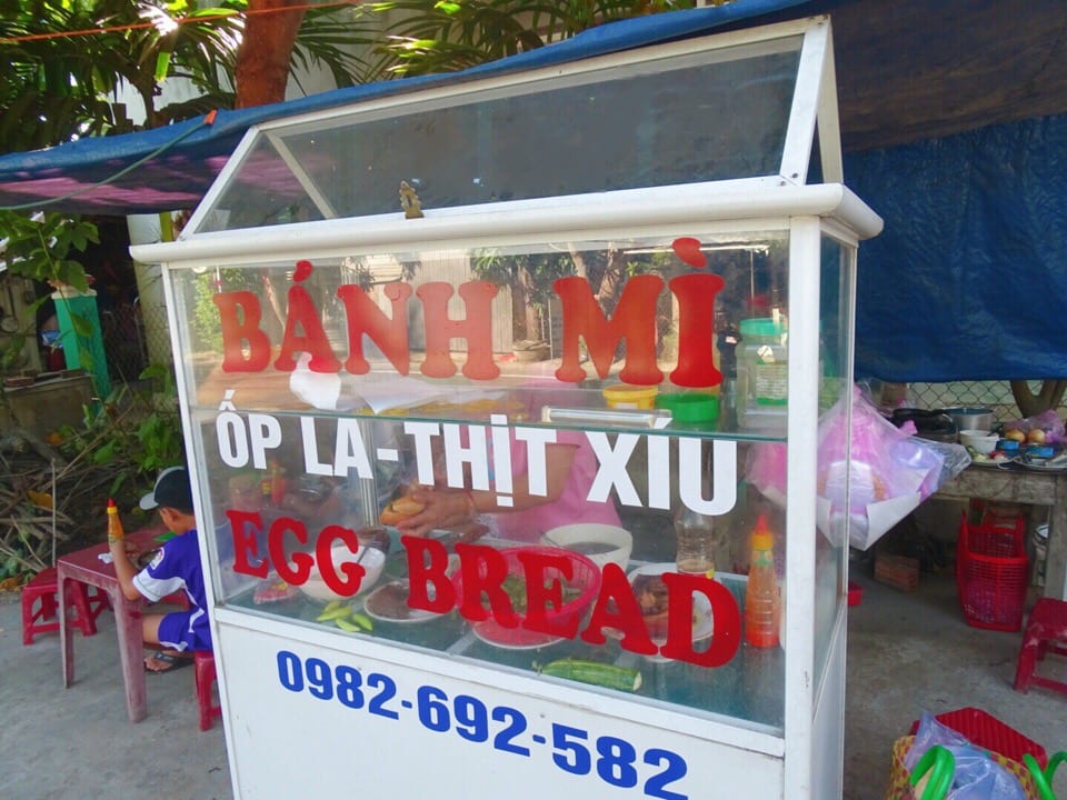 banh mi op la street food Hoi An 