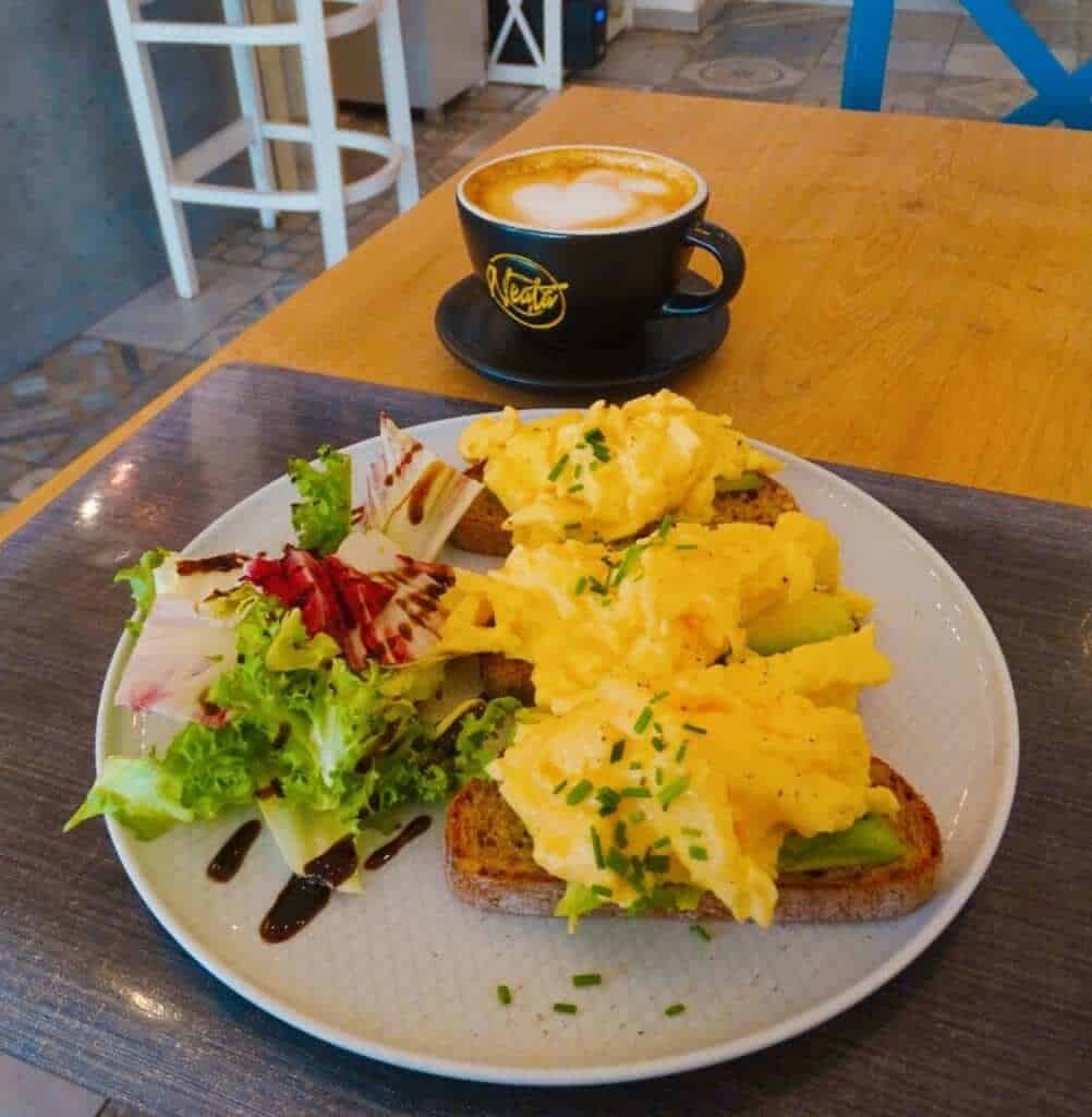 Omelette and coffee at Neața Omelette Bistro