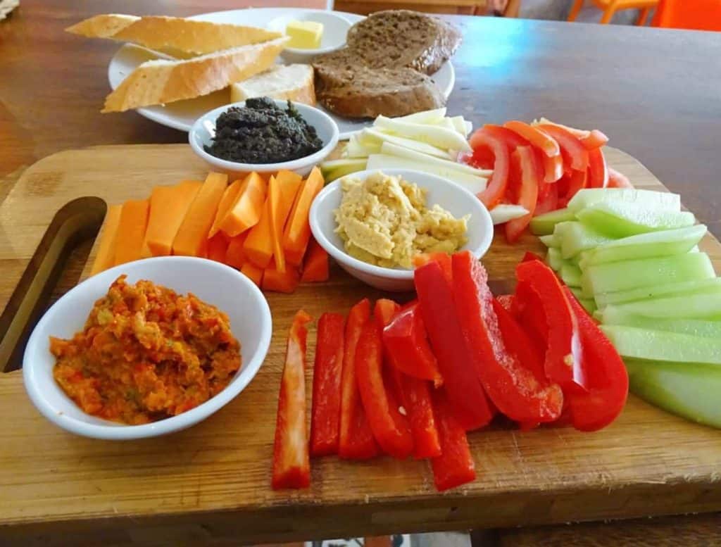 Hummus platter at Dingo Deli