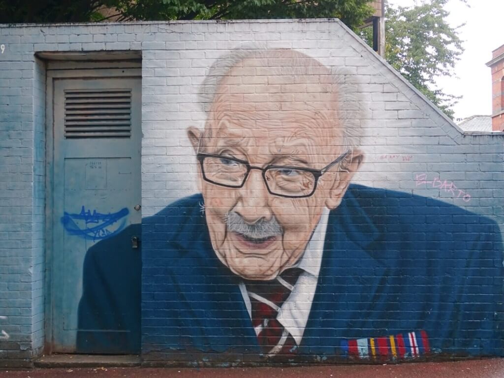 Captain tom mural akse