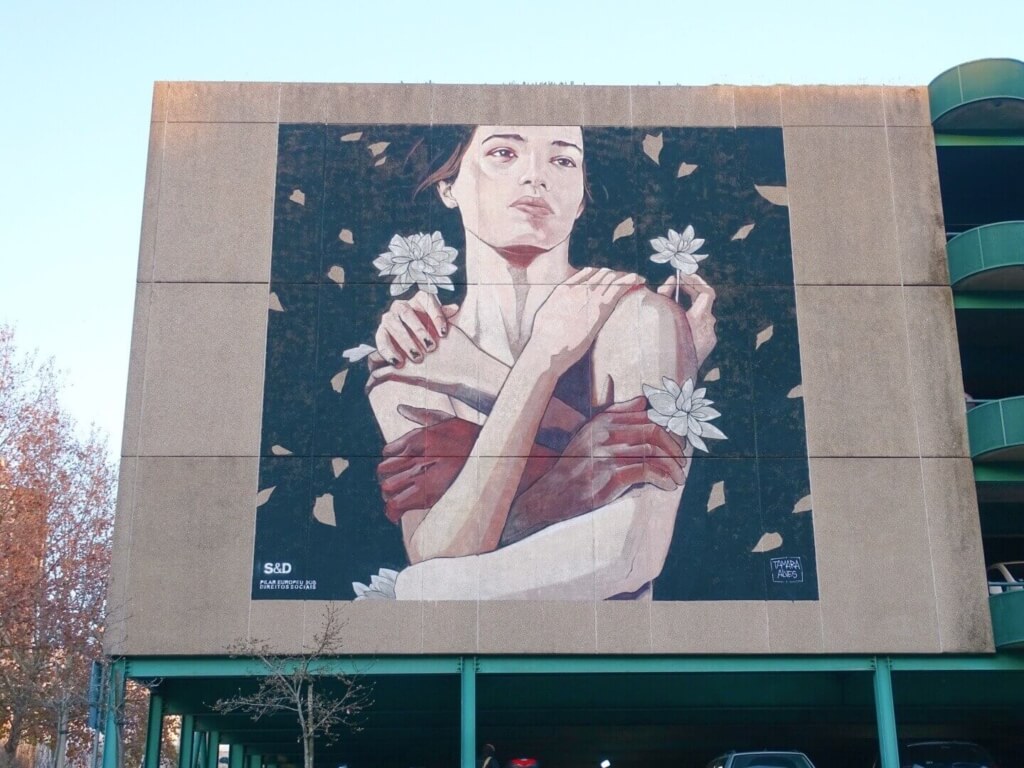 Woman mural Rua de Fernandes Tomás