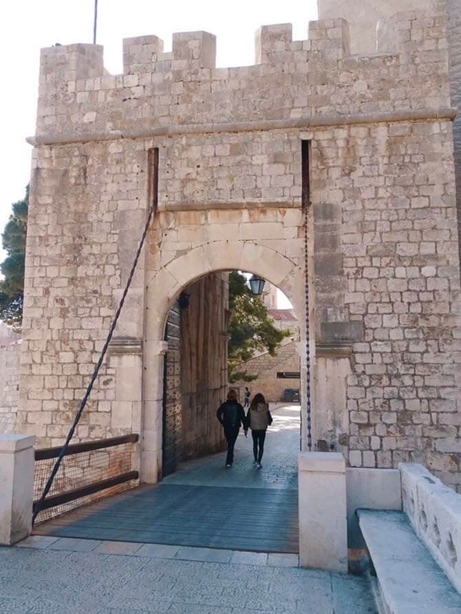 Ploce gate