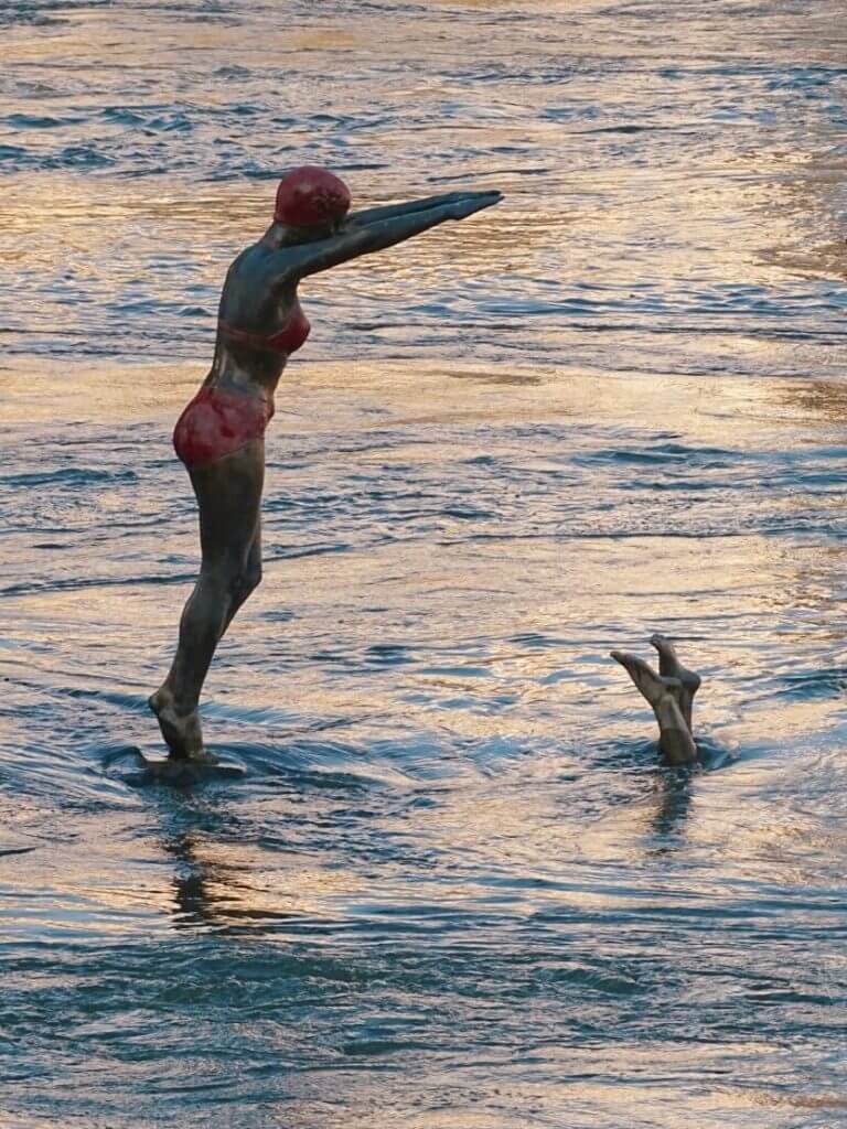 Divers statue skopje sightseeing