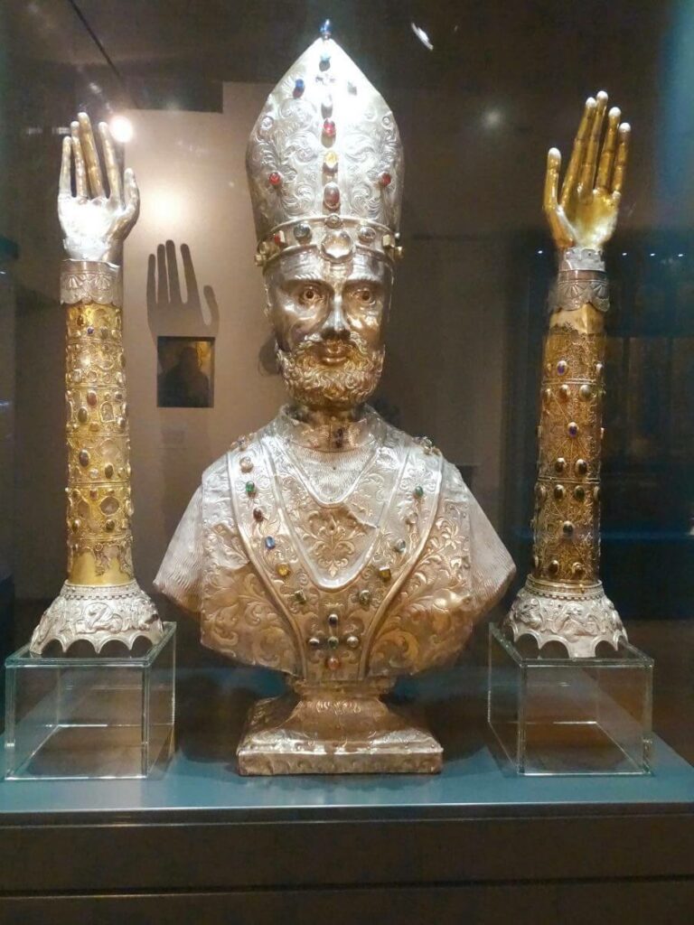 Gold bust of Diocletian treasury museum