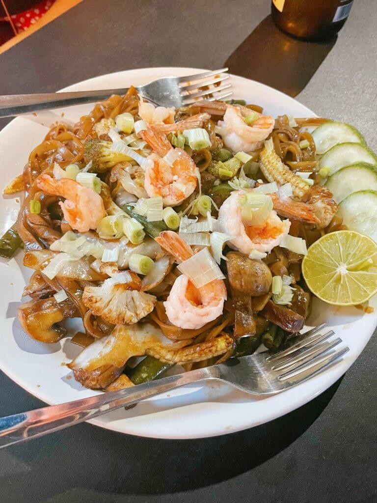 pad se ew at yum thai