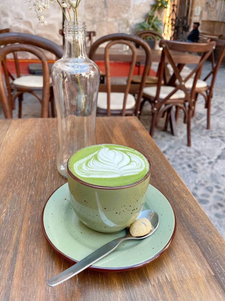 Pictoria Brunch & Coffee matcha latte