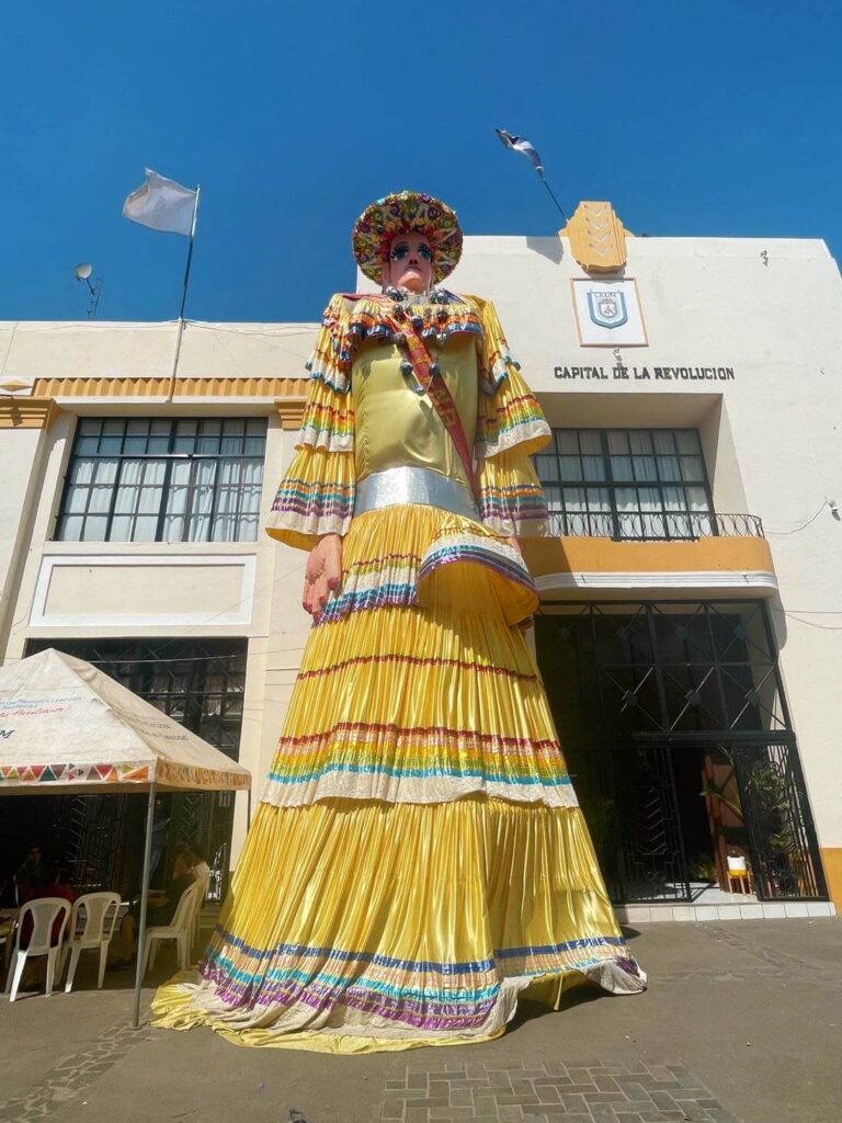 market and statue in leon